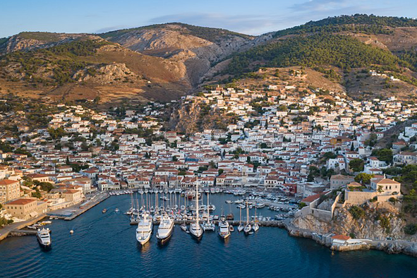 Der Hafen von Hydra. Ein beliebter Platz unter Seglern.